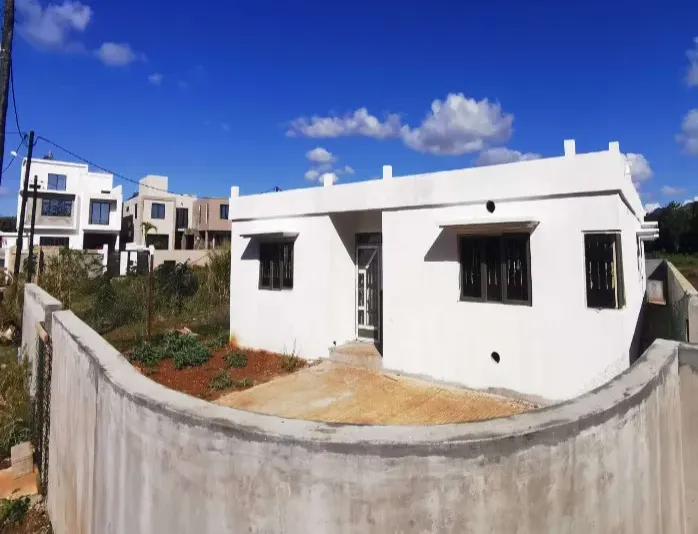 Construction-dune-maison-pour-la-famille-Seeruttun-1